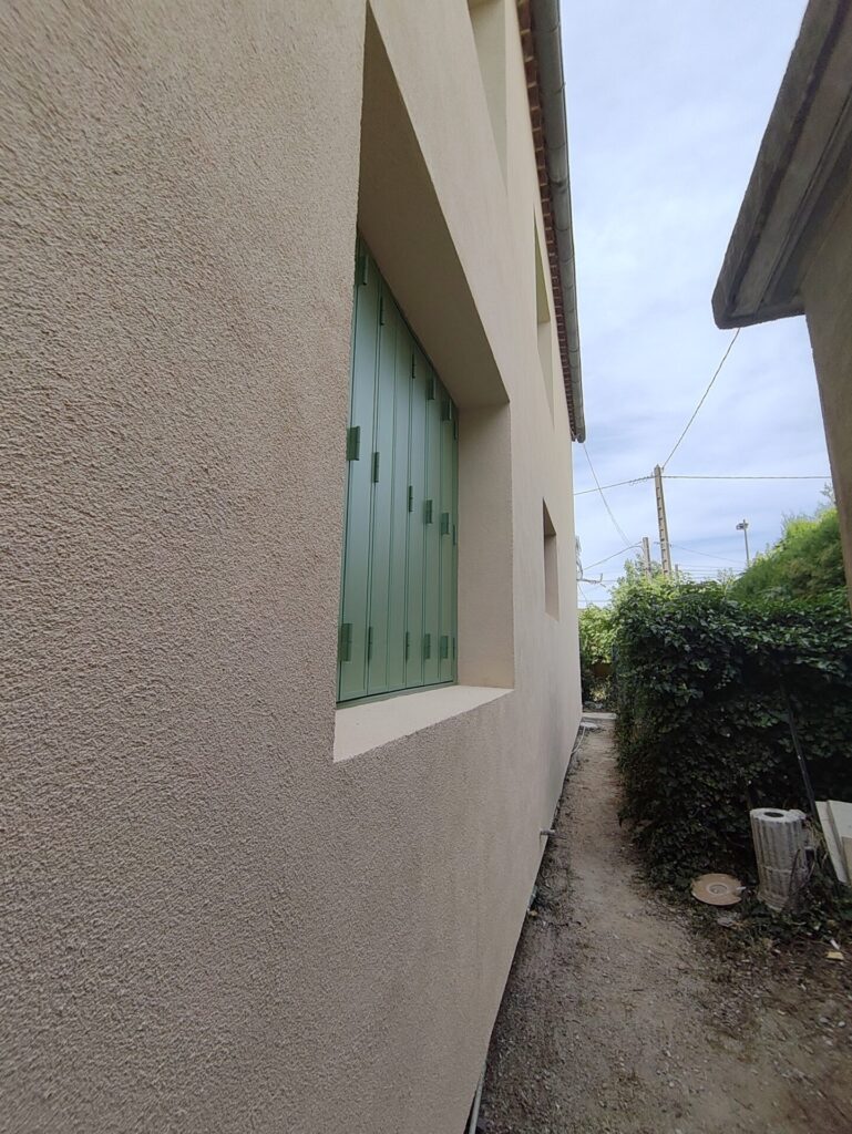 Vue de profil d'une maison après isolation thermique par l'extérieur et ravalement de façade, chantier réalisé par A2M Rénovation à Orange dans le Vaucluse